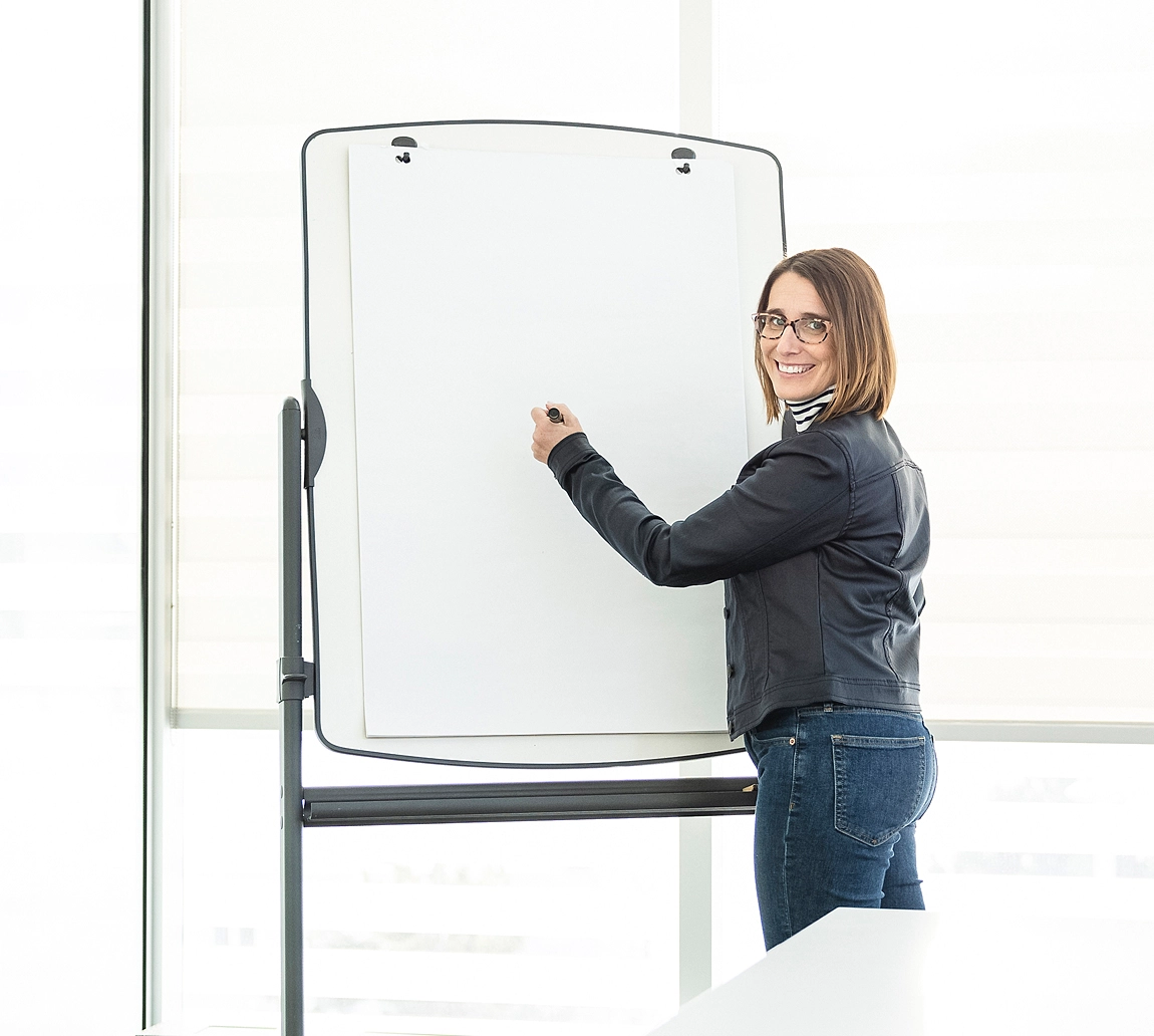 Chantal Dufort écrit sur un tableau blanc
