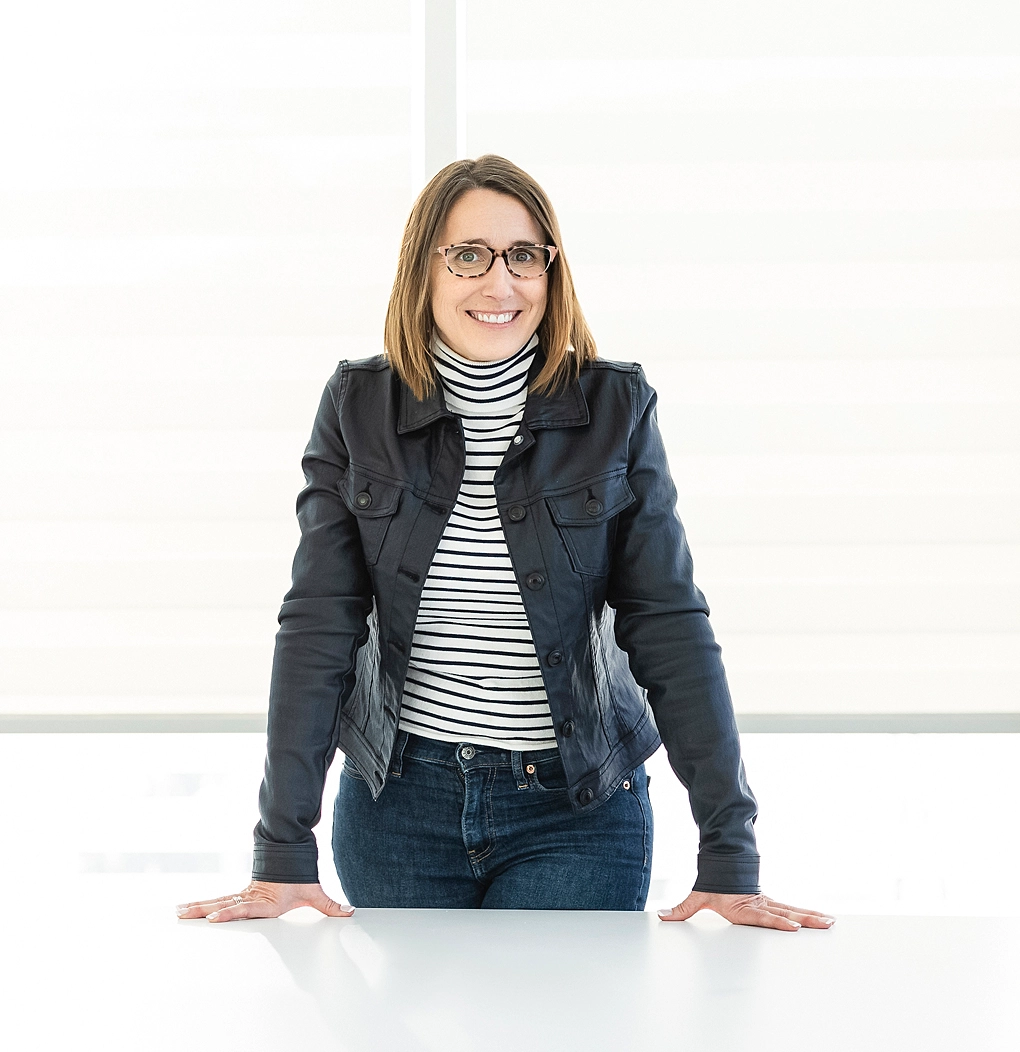 Chantal Dufort est appuyée sur une table